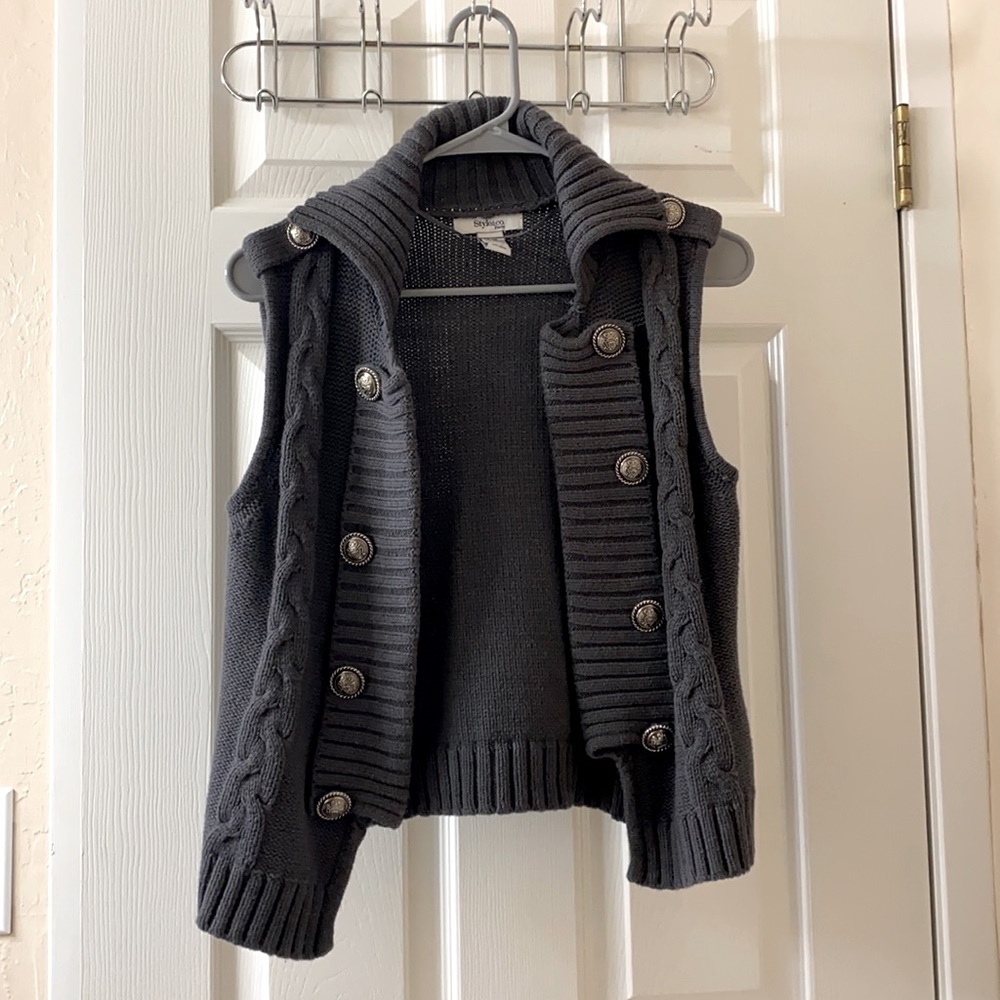 Grey button knit short sleeve sweater-vest